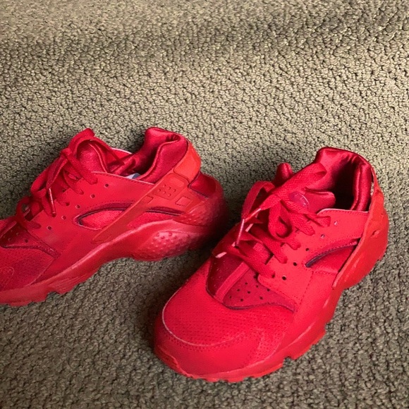 I’m selling basically new red huaraches only worn 3 Times - Picture 2 of 3